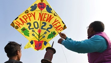 رجل يطير طائرة ورقية في ضواحي أمريتسار قبل احتفالات رأس السنة الجديدة (31 ك1 2021، ا ف ب). 