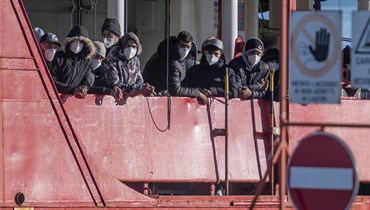 مهاجرون على متن سفينة الإنقاذ "سي آي فور"، لدى وصولها إلى ميناء بوزالو جنوب صقلية (24 ك1 2021، أ ف ب). 