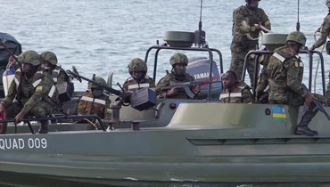 عناصر من القوات الرواندية تقوم بدوريات في ميناء في مقاطعة كابو ديلغادو بموزمبيق (3 آب 2021، أ ب). 