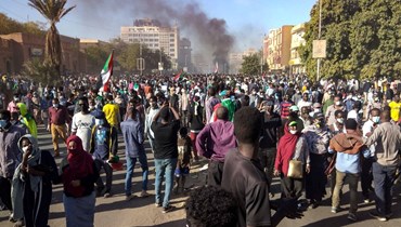 سودانيون يتظاهرون في الخرطوم (30 ك1 2021، أ ف ب). 