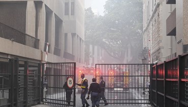 حريق في مقر برلمان جنوب أفريقيا في مدينة الكاب (أ ف ب).