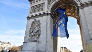 علم الاتحاد الأوروبي مرفوعا عند قوس النصر في باريس (1 ك2 2022، أ ف ب).