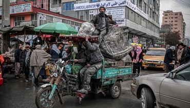 مشهد من شارع مزدحم في كابول (1 ك2 2022، أ ف ب). 