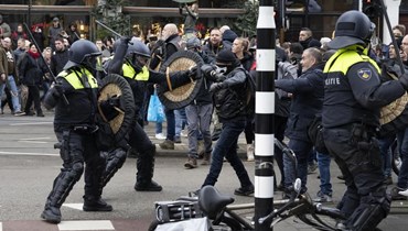 عناصر من الشرطة يشتبكون مع متظاهرين في أمستردام (2 ك2 2022، أ ب). 