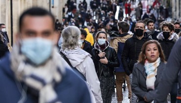 أشخاص يمشون في شارع سانت كاترين، أكبر شوارع التسوق في بوردو جنوب فرنسا (27 ت2 2021، أ ف ب).
