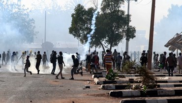سودانيون تجمعوا في شارع القصر بالخرطوم وسط غاز مسيل للدموع أطلقته عليهم قوات الأمن، خلال تظاهرة ضد الانقلاب (2 ك2 2022، أ ف ب). 
