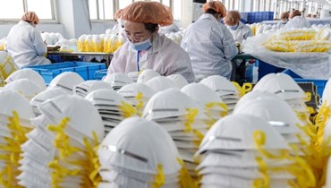 صناعة الكمامات في الصين (أ.ف.ب).