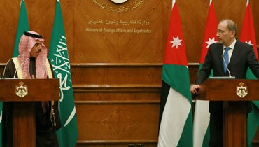 الصفدي (إلى اليمين) والأمير فيصل بن فرحان خلال مؤتمر صحافي مشترك في عمان (3 ك2 2022، أ ف ب). 