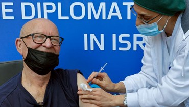  رجل يتلقى جرعة رابعة من لقاح كورونا في مركز طبي في تل أبيب (3 ك2 2022، أ ف ب).