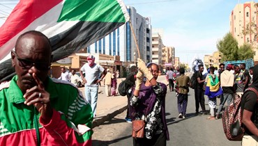 متظاهرون سودانيون يحتشدون في حي الدايم في الخرطوم (2 ك2 2022، أ ف ب). 