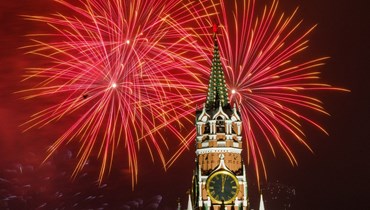 الألعاب النارية تضيء السماء فوق الكرملين خلال احتفالات رأس السنة في الساحة الحمراء، ويبدو برج سباسكايا (أ ف ب).