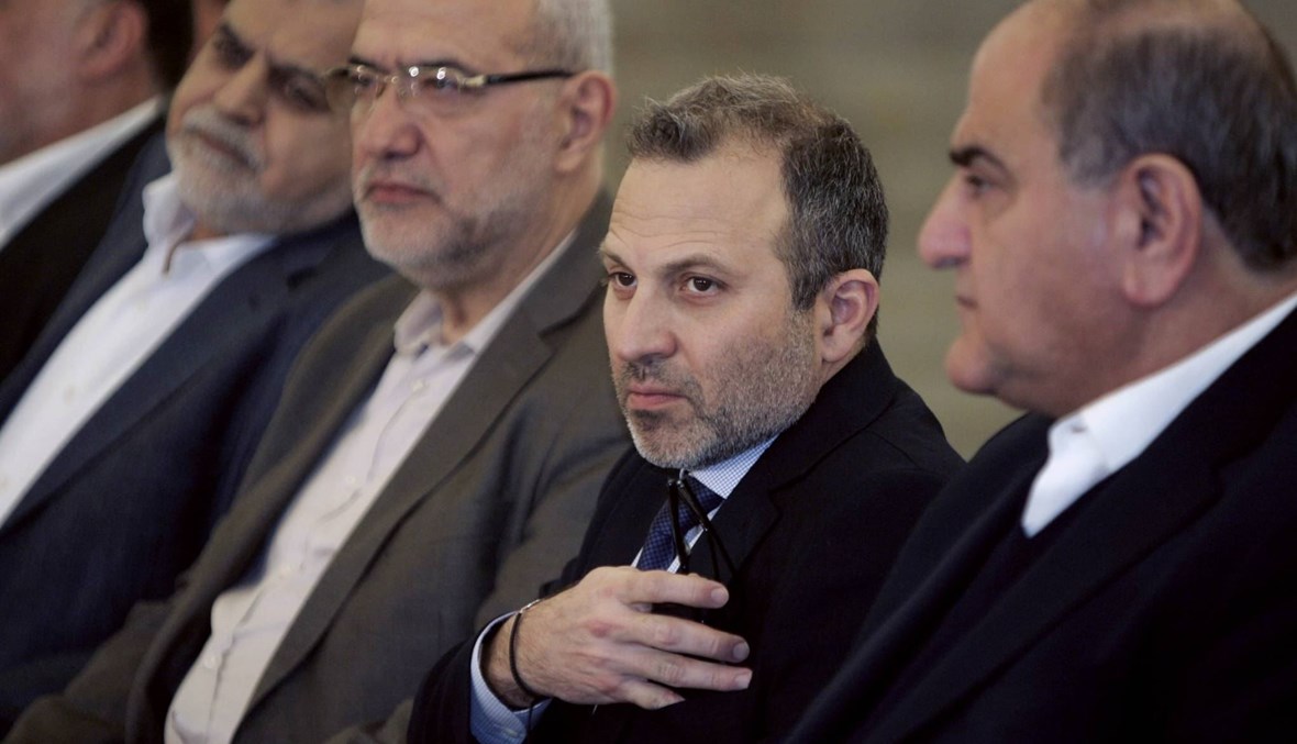 النائب جبران باسيل والقيادي في حزب الله محمود قماطي.