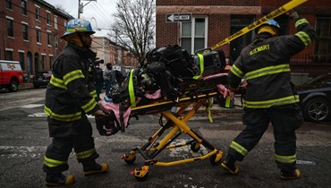 رجال إطفاء في موقع الحريق في فيلادلفيا (5 ك2 2022، أ ف ب). 