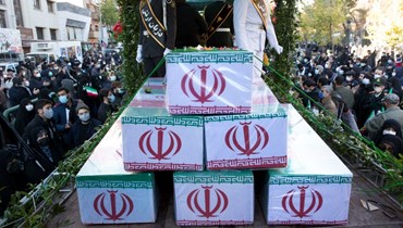 إيرانيون يشاركون في مراسم التشييع في طهران (6 ك2 2022، أ ف ب). 