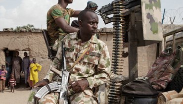جنود نيجيريون يقومون بدورية في بلدة بانكي شمال شرق نيجيريا (26 نيسان 2017، أ ف ب). 
