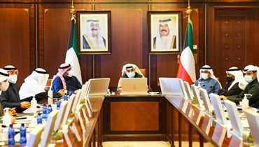 اللجنة الوزارية لطوارئ كورونا في الكويت منعقدة برئاسة نائب رئيس مجلس الوزراء وزير الدفاع (6 ك2 2022، كونا).  