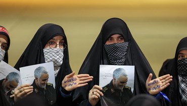 إيرانيات حملن صورا لسليماني خلال احتفال في طهران (3 ك2 2022، أ ف ب). 