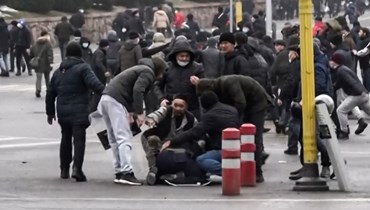 لقطة شاشة من فيديو تظهر محتجين يشتبكون مع قوات الأمن خلال تظاهرة في ألماتي (5 ك2 2022، أ ف ب).