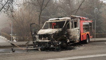 سيارة إطفاء محترقة في أحد شوارع ألماتي (6 ك2 2021، أ ف ب). 