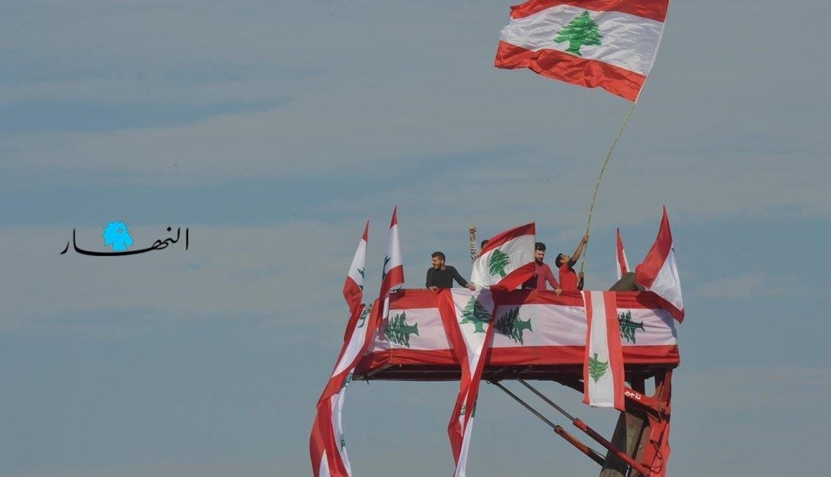 رفع الأعلام اللبنانية (نبيل اسماعيل).