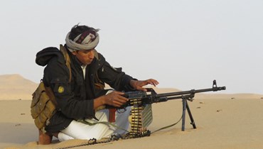 مقاتل يمني موال للحكومة تمركز في موقع خلال القتال مع الحوثيين في جنوب محافظة مأرب (5 ك2 2022، أ ف ب). 