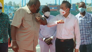الرئيس الكيني أوهورو كينياتا (إلى اليسار) ووزير الخارجية الصيني وانغ يي خلال جولة تفقدية لمحطة كيبيفو النفطية الجديدة في ميناء مومباسا في مومباسا (6 ك2 2022، أ ف ب). 