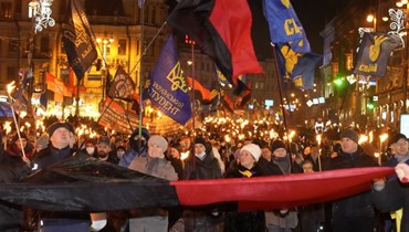 نشطاء من أحزاب قومية مختلفة خلال تجمع حاشد في كييف (1 ك2 2022، ا ب). 
