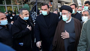 رئيسي (إلى اليمين) لدى وصوله للمشاركة في مراسم تشييع في طهران لجنود ايرانيين قتلوا في الحرب مع العراق (6 ك2 2022/ أ ف ب).