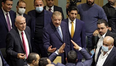 نواب أردنيون يتجادلون خلال شجار في البرلمان في عمان (28 ك1 2021، أ ف ب). 