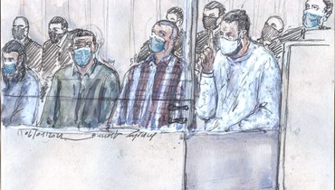 رسم يظهر المتهمين (من اليسار) أسامة كريم ومحمد عبريني ومحمد عمري وصلاح عبد السلام خلال المحاكمة في محكمة قصر العدل في باريس (6 ك2 2021، أ ف ب). 
