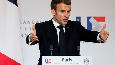 ماكرون متكلما خلال مؤتمر صحافي مشترك مع رئيسة المفوضية الأوروبية (ليست في الصورة) بعد اجتماع في قصر الإليزيه في باريس (7 ك2 2022، أ ف ب). 
