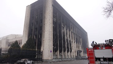 مبنى إداري محترق في وسط ألماتي (7 ك2 2022، أ ف ب). 