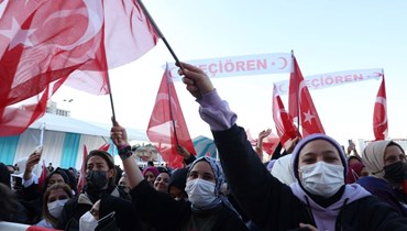 أشخاص لوحوا بالاعلام التركية خلال مهرجان شباب الحكومات المحلية في حديقة الأمة في أنقرة (16 ت2 2021، أ ف ب).