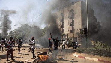  أشخاص يتظاهرون في شوارع واغادوغو، عاصمة بوركينا فاسو، مطالبين باستقالة الرئيس كابوري (27 ت2 2021، أ ب).   
