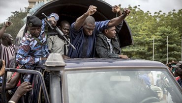 عناصر من قوات الأمن يحتفلون في شوارع العاصمة باماكو بعد يوم على احتجاز الرئيس كيتا (19 آب 2020، أ ب). 