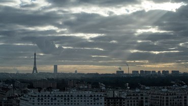 صورة لباريس التُقطت في بوتو، ويظهر فيها برج إيفل (6 ك2 2022، أ ف ب).