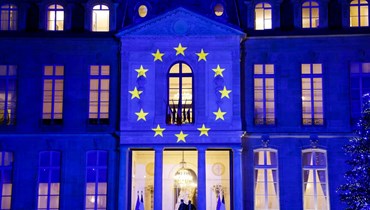 قصر الإليزيه في باريس مضاء بألوان العلم الأوروبي، احتفاء بتولي فرنسا رئاسة الاتحاد (6 ك2 2022، أ ف ب). 