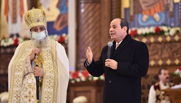 الرئيس المصري عبدالفتاح السيسي وبابا الإسكندرية تواضروس الثاني في كاتدرائية ميلاد المسيح (أ ف ب).