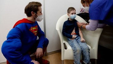 سوبرمان يشارك بتطعيم الأطفال ضد كورونا في التشيك.
