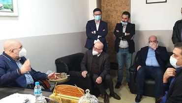 وزير الصحة فراس ابيض خلال زيارته مستشفى سبلين.