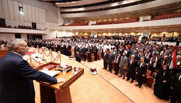 أعضاء في البرلمان العراقي الجديد خلال انعقاد الجلسة الافتتاحية للبرلمان في العاصمة بغداد (9 ك2 2021، ا ف ب). 