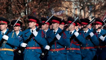 ضباط من شرطة صرب البوسنة يشاركون في عرض عسكري بمناسبة "يوم جمهورية صربسكا" في بانيا لوكا (9 ك2 2019، أ ف ب). 