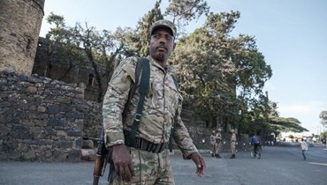عنصر من الميليشيا الأمهرية التي تقاتل إلى جانب الجيش الأثيوبي في مدينة غودان بإقليم تيغراي (أ ف ب).