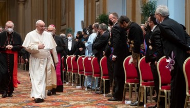 البابا فرنسيس لدى وصوله الى لقاء مع اعضاء السلك الديبلوماسي في الفاتيكان (10 ك2 2022، ا ف ب).