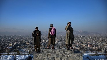 عناصر من طالبان يقفون عند تلة وزير أكبر خان المطلة على كابول (10 ك2 2022، أ ف ب). 