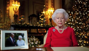 الملكة إليزابيث الثانية خلال تصوير رسالتها السنوية بمناسبة عيد الميلاد في قلعة وندسور ببريطانيا (23 ك1 2021، أ ب). 