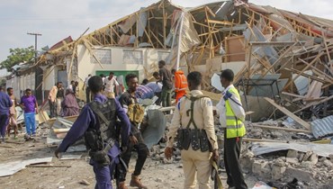 رجال أمن وإنقاذ في موقع انفجار في مقديشو بالصومال (25 ت2 2021، ا ب). 