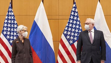 شيرمان )إلى اليسار( ونائب وزير الخارجية الروسي سيرغي ريابكوف يشاركان في محادثات أمنية في جنيف (10 ك2 2022، أ ب). 