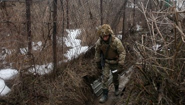 جندي أوكراني عند خط المواجهة مع الانفصاليين قرب أفدييفكا في منطقة دونيتسك جنوب شرق أوكرانيا (10 ك2 2022، ا ف ب). 