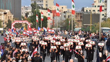 سيدات يرفعن شعار تطبيق القرار 1559 ودعوة ايران للخروج من لبنان (النهار).